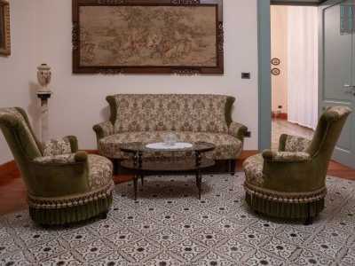 Accediamo quindi alla villa, che conserva ancora al suo interno l�originario aspetto. Visitiamo una serie di ambienti...